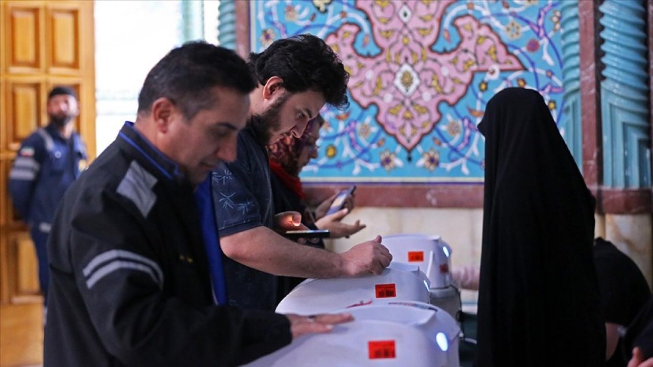 İran’da cumhurbaşkanı seçimi için oy verme süresi ikinci defa uzatıldı