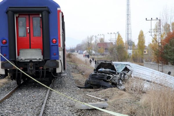 Hemzemin geçitte tren çarptı: 1 ölü